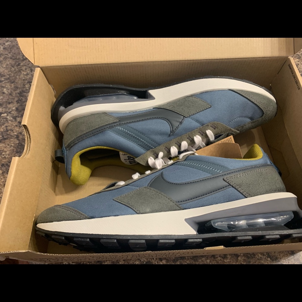 MEN SIZE 11 Nike.  NEVER WORN.  Tags still attached.